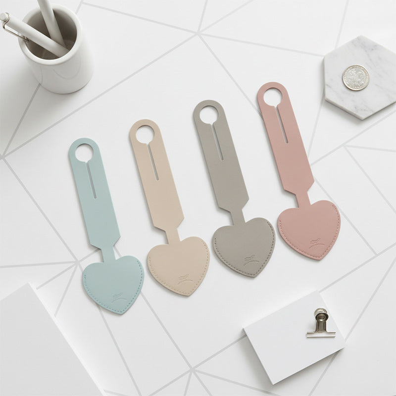 heart-shaped leather luggage tag with adjustable loop Bowlift