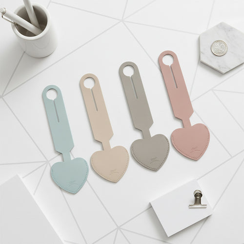 heart-shaped leather luggage tag with adjustable loop Bowlift