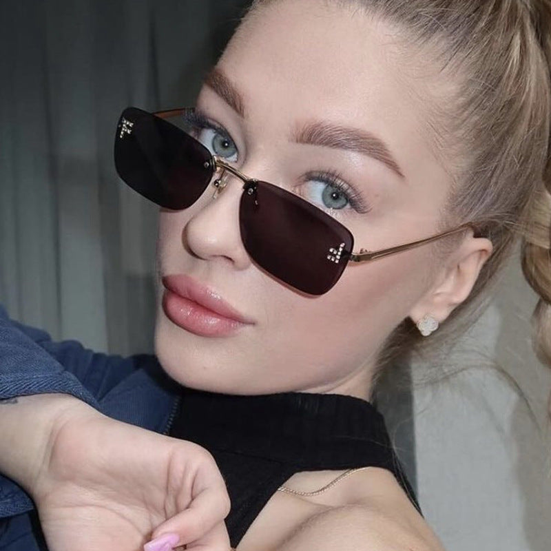 Ladies square sunglasses with elegant golden frame and stylish lenses Bowlift
