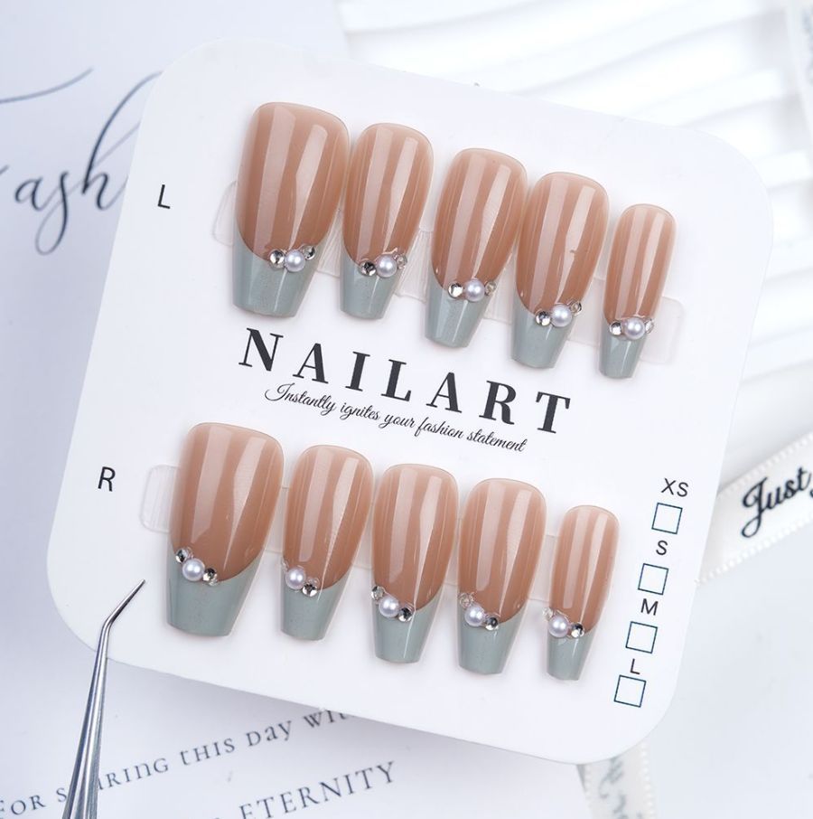 Playful artificial nails with glitter and colorful patterns Bowlift