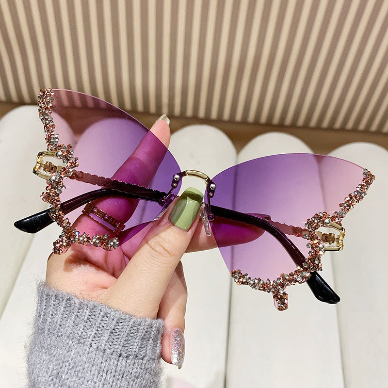 Ladies extravagant Cat-Eye sunglasses with dazzling rhinestone embellishments Bowlift