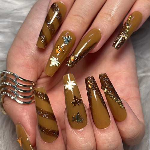 Artful Nail Art with Glitter and Leaf Design Bowlift
