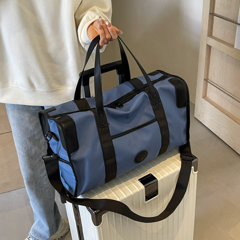 Sporty leisure duffel bag with durable material and adjustable shoulder strap Bowlift