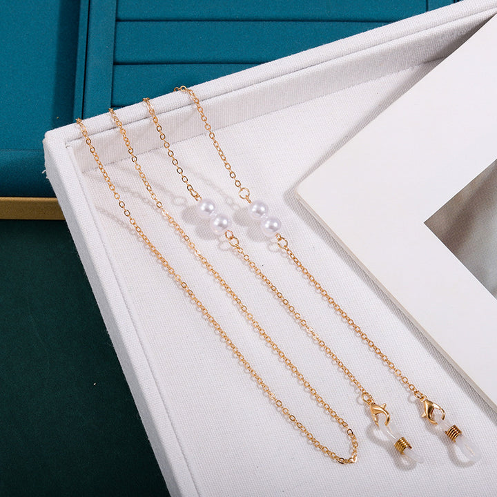 Elegant Eyewear Chain with Pearl Accents Bowlift