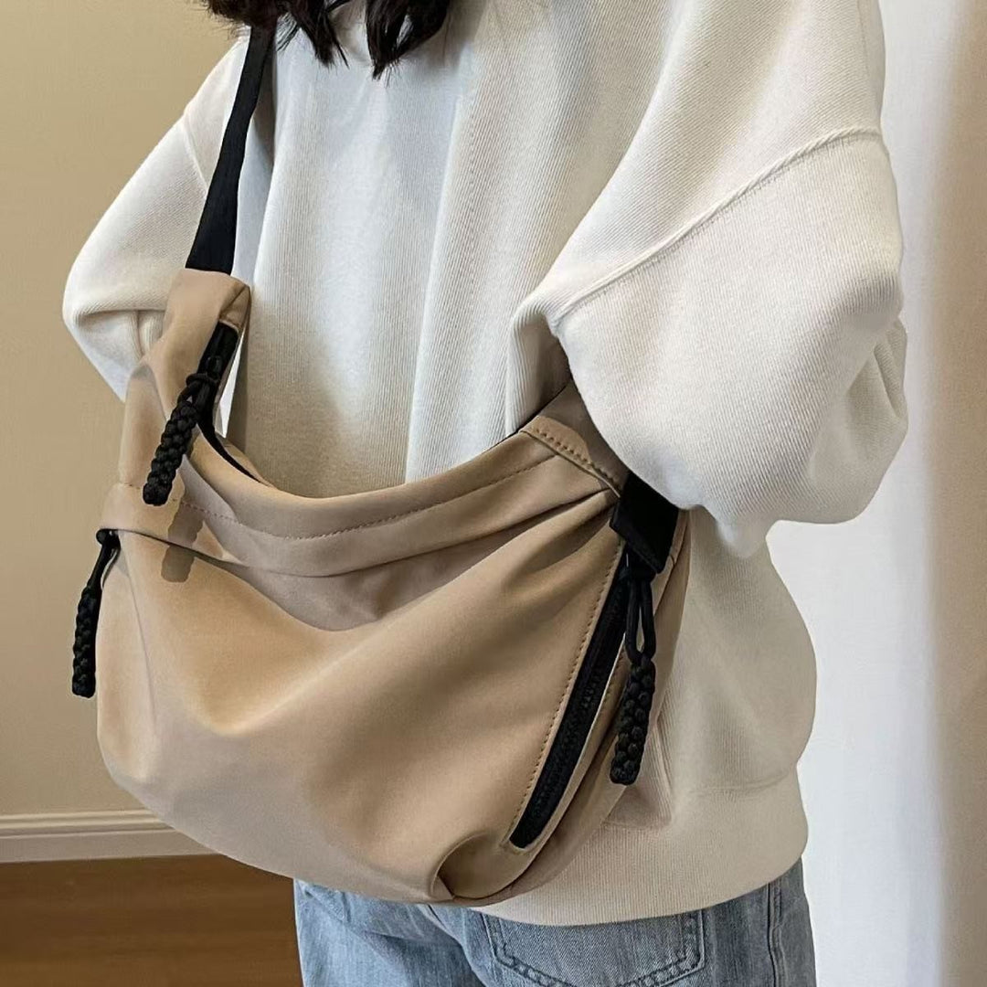 Practical shoulder bag with innovative carrying system Bowlift