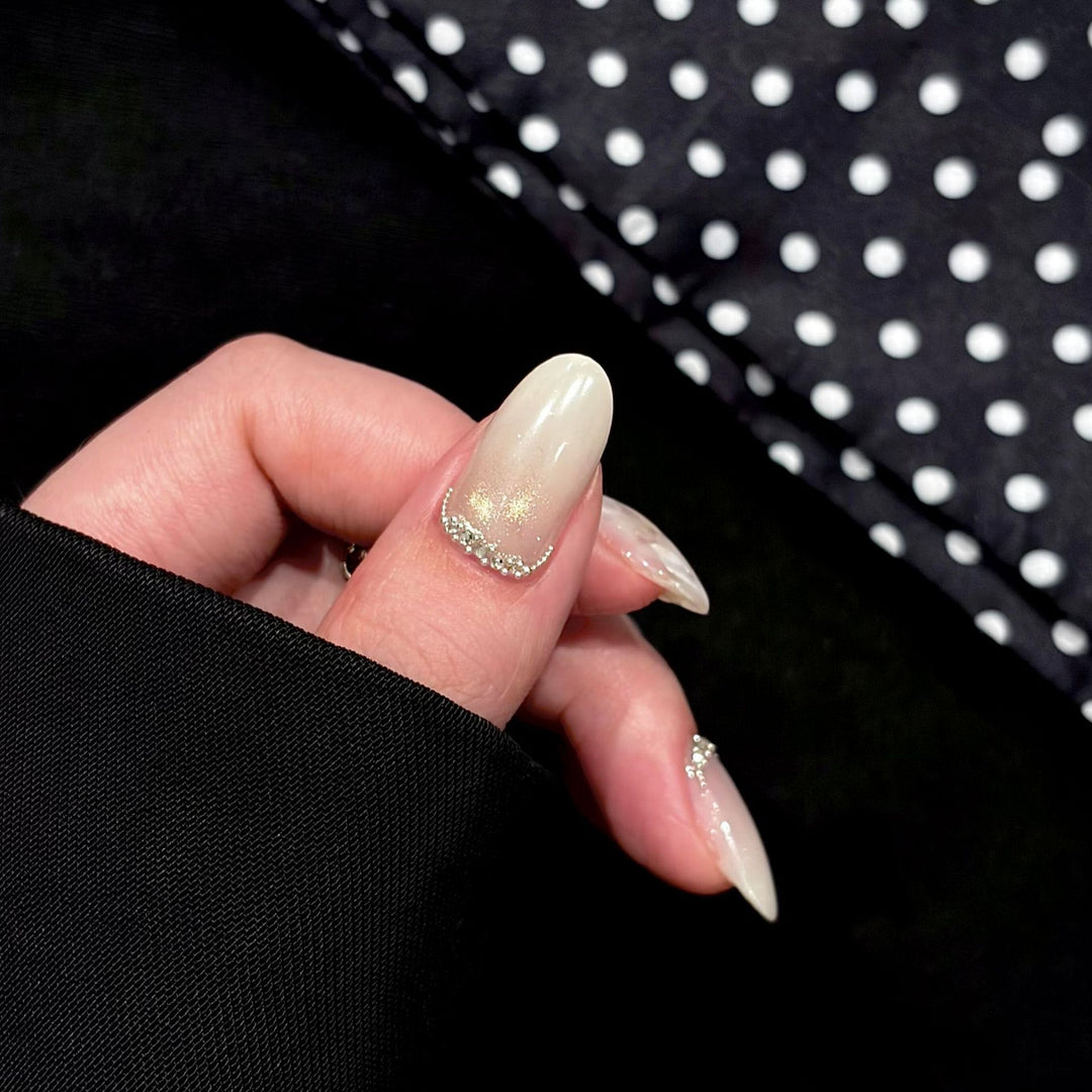 Artificial nails with shimmering accents and elegant applications Bowlift