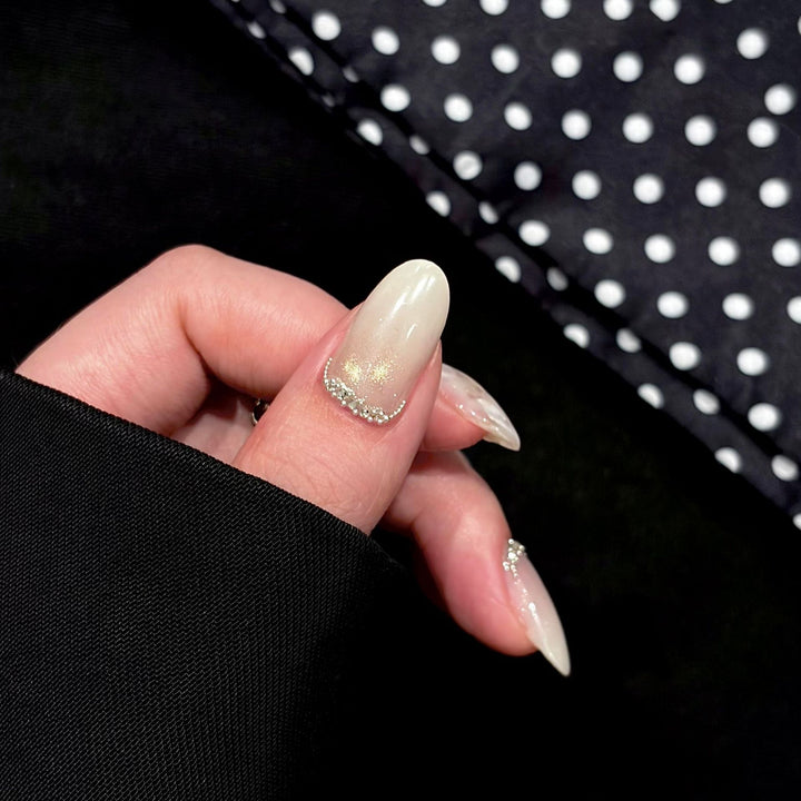 Artificial nails with shimmering accents and elegant applications Bowlift