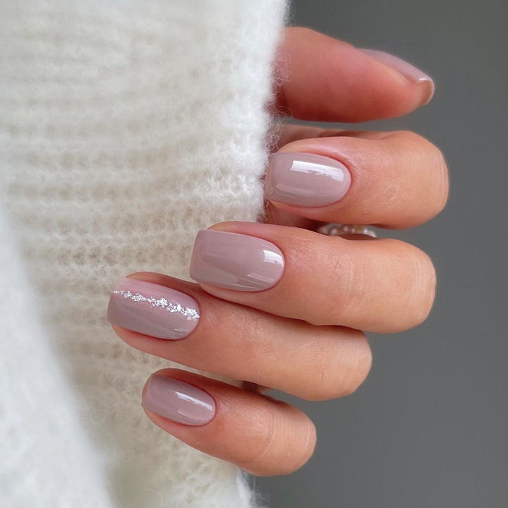 Nail art with elegant glitter accent Bowlift