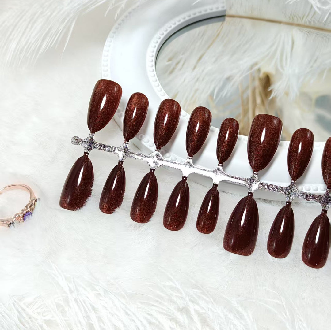 Artificial nails with shimmering shine Bowlift