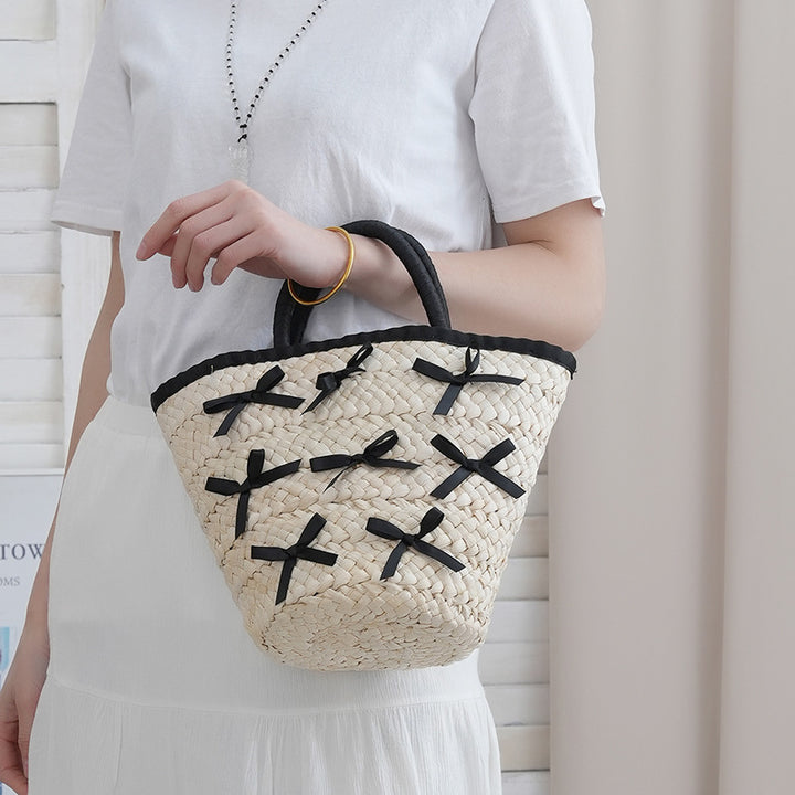 Basket bag with delicate bows and padded edge Bowlift