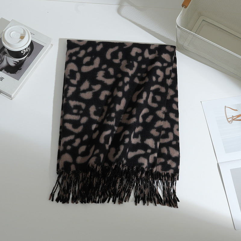Ladies Elegant and patterned animal scarf with fringes Bowlift