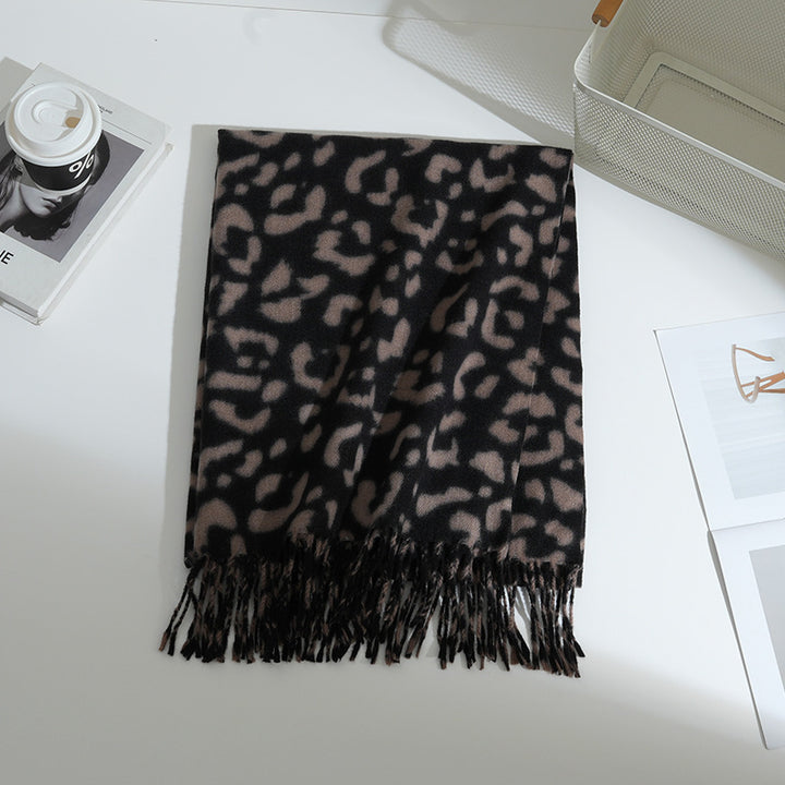 Ladies Elegant and patterned animal scarf with fringes Bowlift