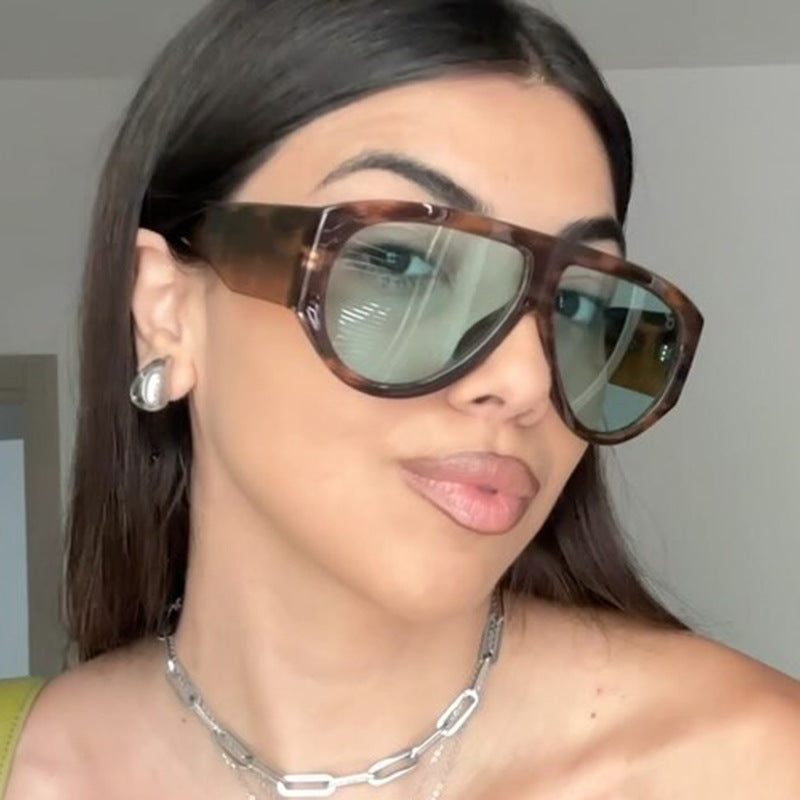 Women extravagant oversized sunglasses with angled frame Bowlift