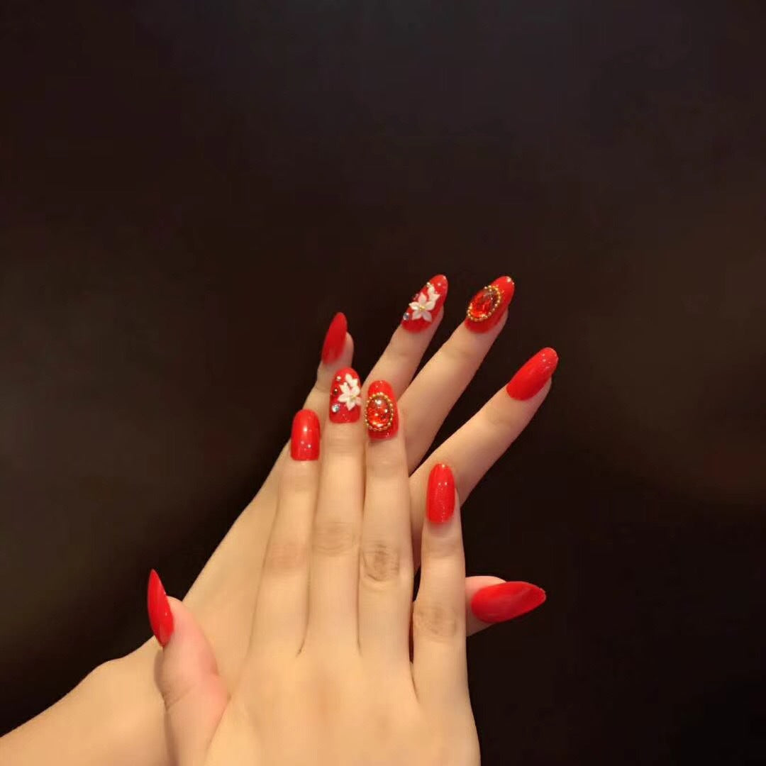 Artificial nails with elegant flower and rhinestone design Bowlift