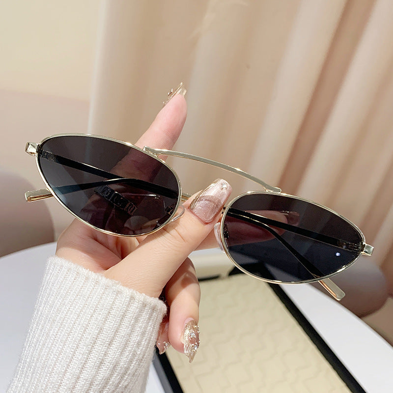 Ladies fashionable sunglasses in elegant oval design Bowlift