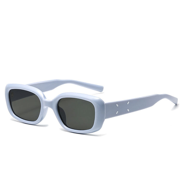 Ladies Retro-Inspired Sunglasses with Curved Frame Bowlift