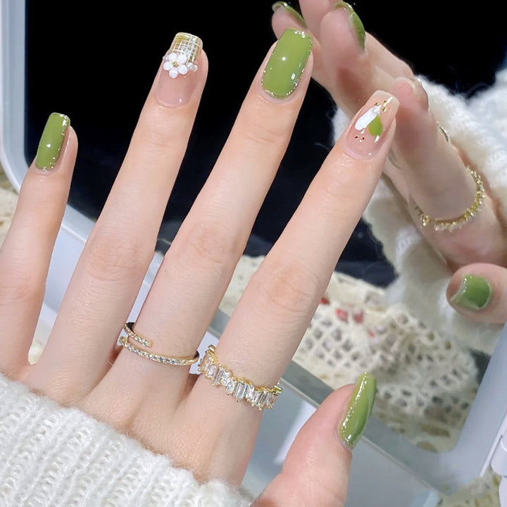 Artificial nail set with elegant handcrafted designs Bowlift