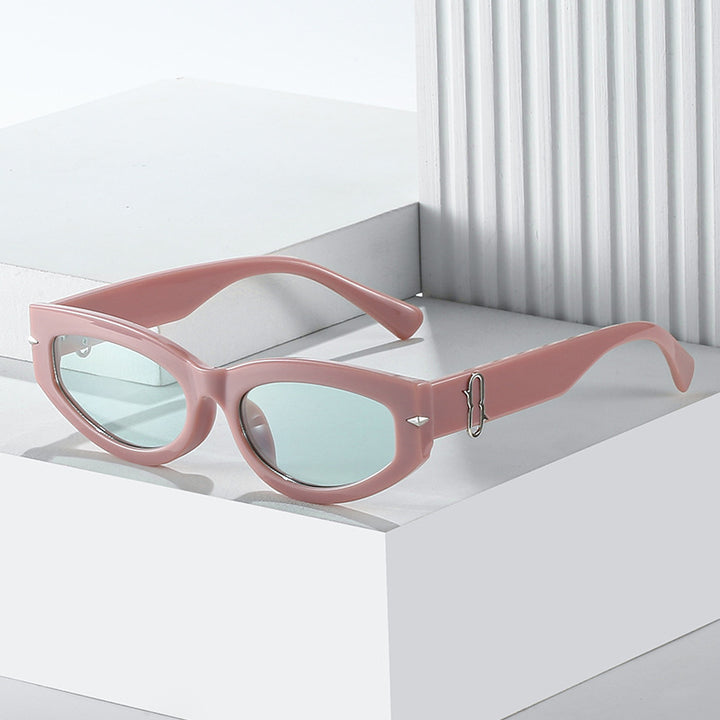 Retro-Inspired Cat-Eye Sunglasses with Bold Frame Bowlift