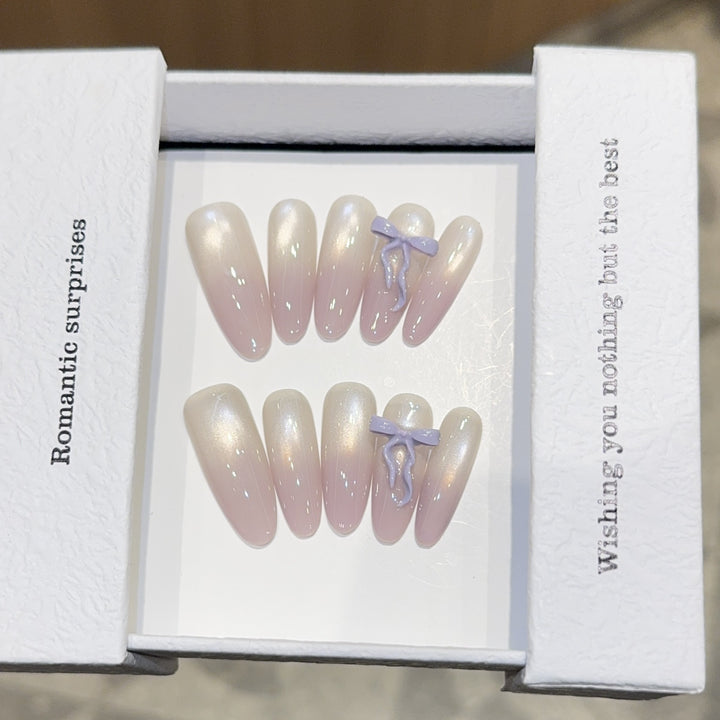 Artificial nails with romantic design and shimmering accents Bowlift