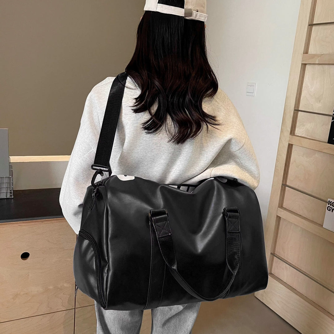 Sporty travel bag with robust design and adjustable shoulder strap Bowlift