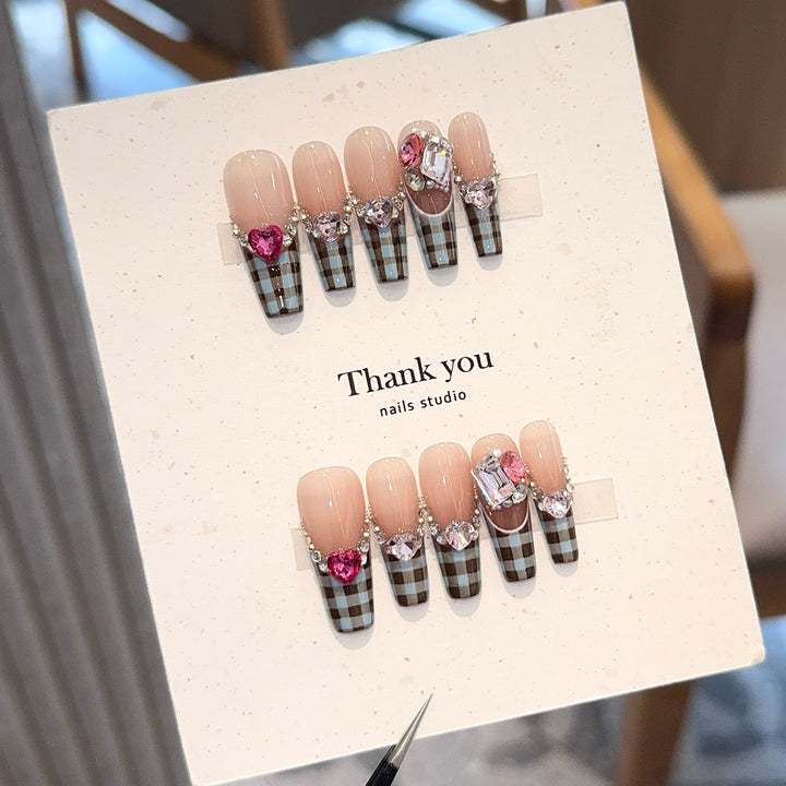 Artificial nails with elegant checkered pattern and jewelry details Bowlift