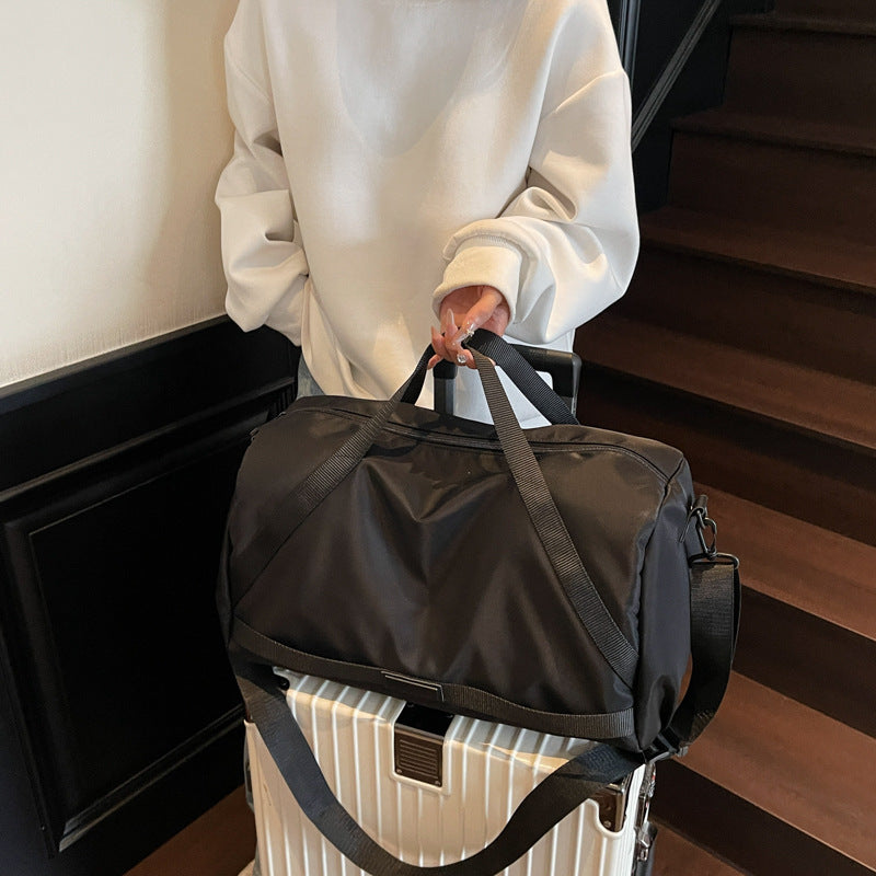Versatile sports duffel bag with water-resistant material Bowlift