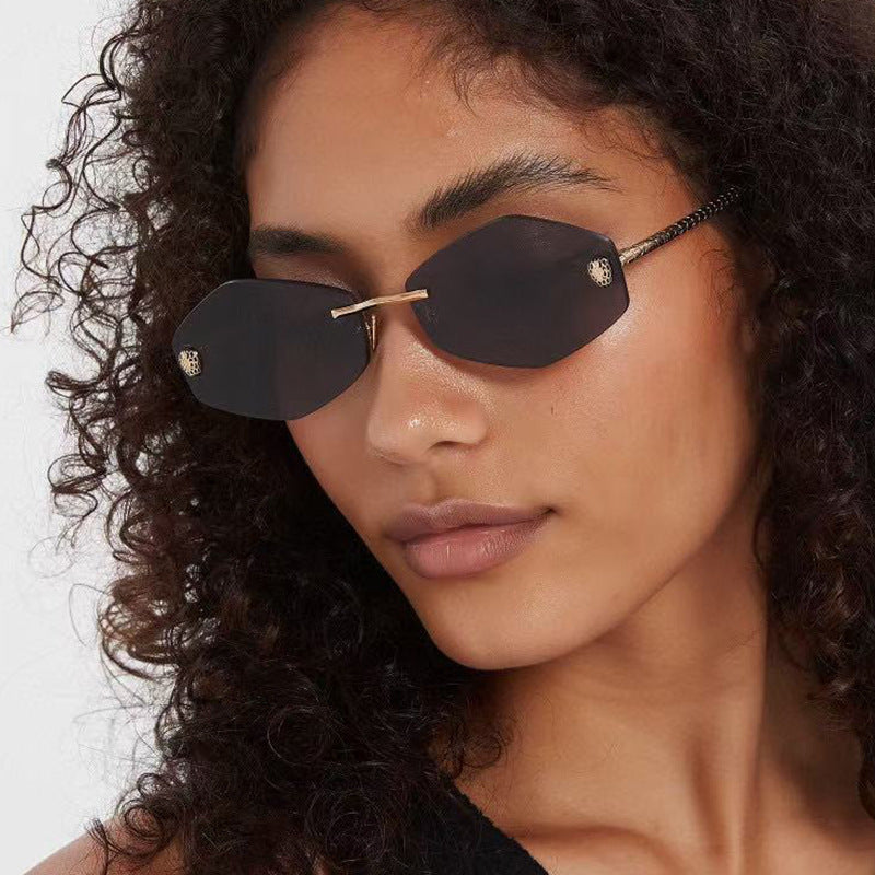 Women's geometric sunglasses in modern design with elegant metal frame Bowlift