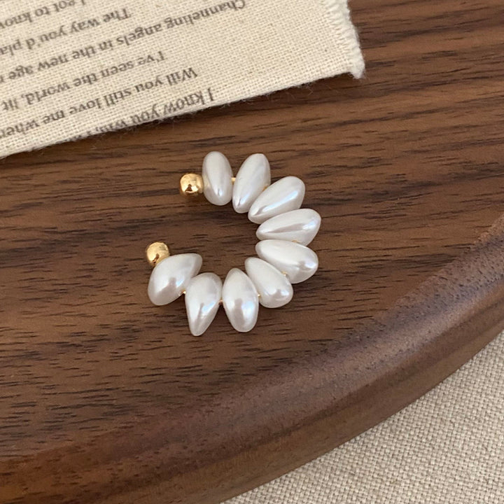 Noble earrings with pearl design Bowlift