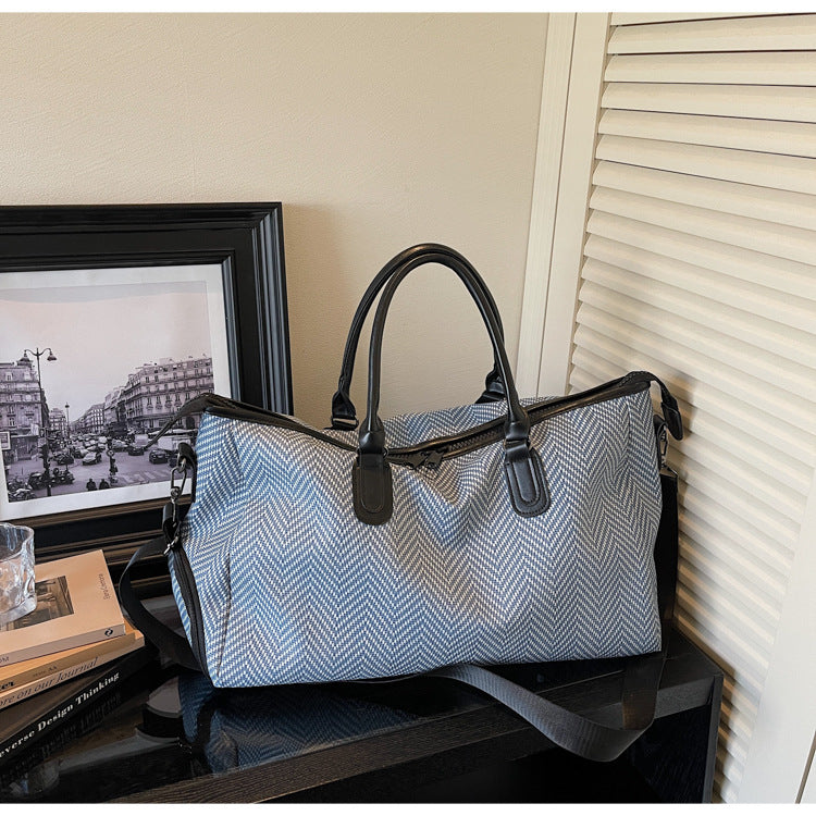 Durable travel bag with versatile interior layout Bowlift