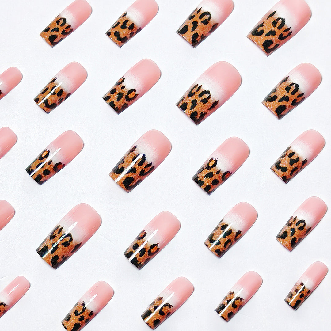 Artificial nails with elegant leopard pattern Bowlift