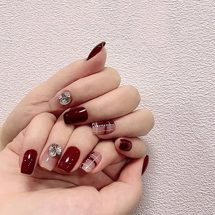 Artificial nail set with elegant, shimmering design and creative accents Bowlift