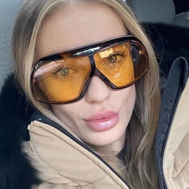 Ladies oversized sunglasses in fashionable tortoiseshell pattern Bowlift
