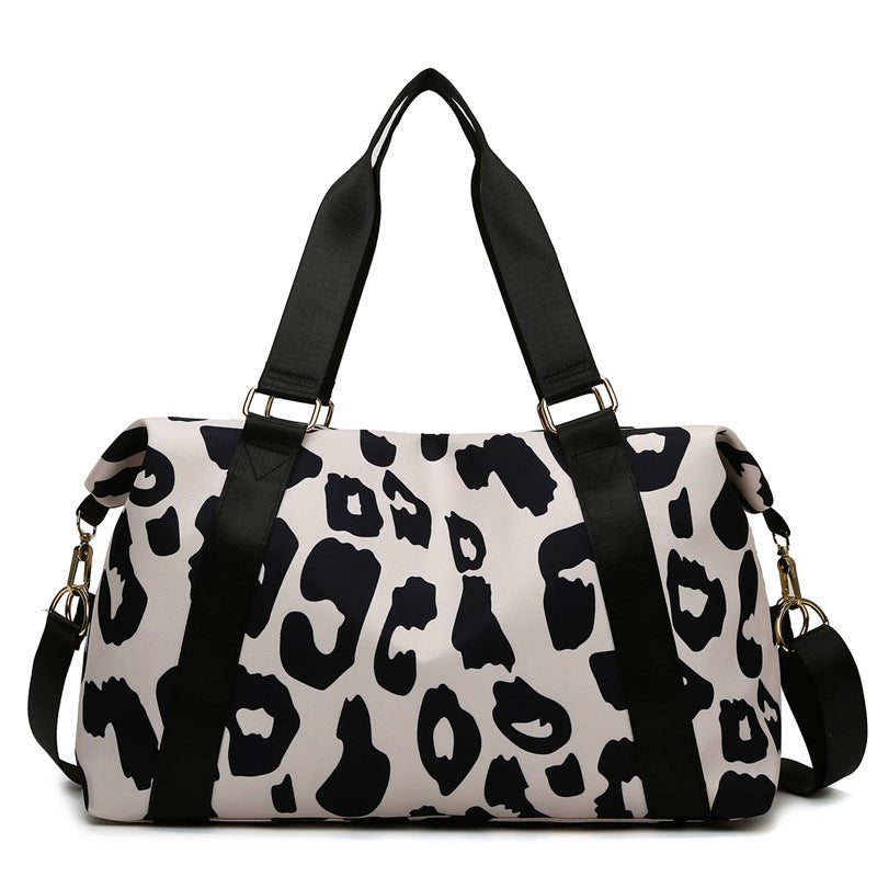 Sporty travel bag with modern leopard pattern Bowlift
