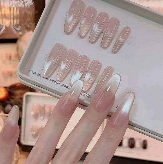 Artificial nails with elegant ombre effect and glitter coating Bowlift