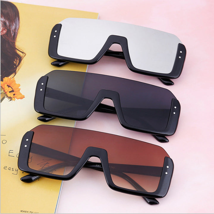 Women's Sporty Shield Sunglasses with Modern Design Bowlift