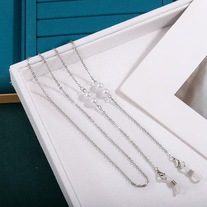 Elegant Eyewear Chain with Pearl Accents Bowlift