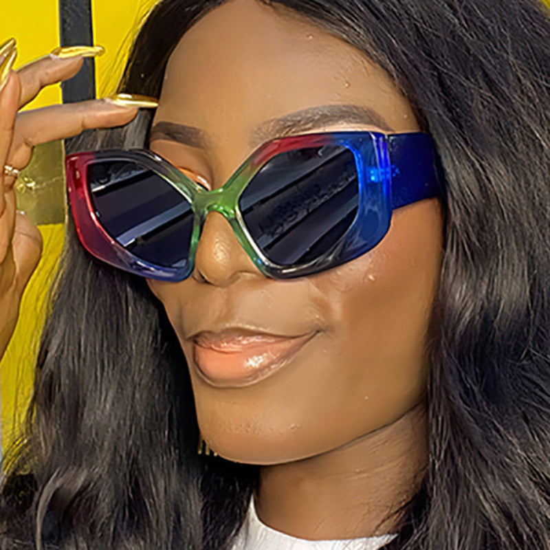 Women's striking sunglasses with oversized design and stylish gradient Bowlift