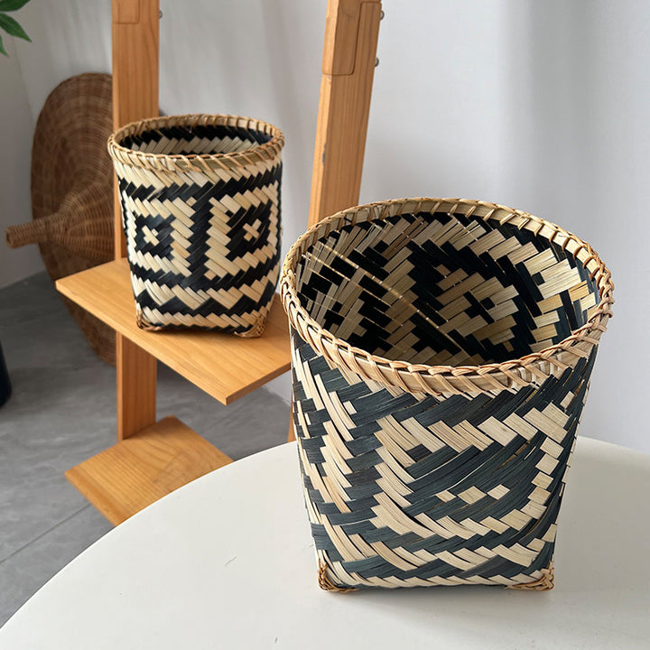 Basket made of woven natural material Bowlift