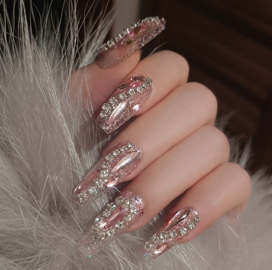 Elegant Artificial Nail Tips with Gold Accents Bowlift