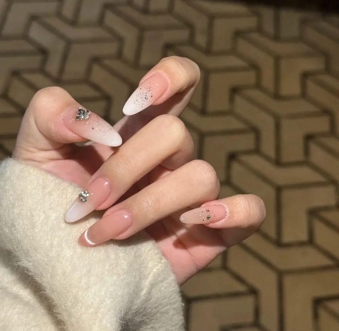 Artificial Nails in Stylish Ombre Design Bowlift