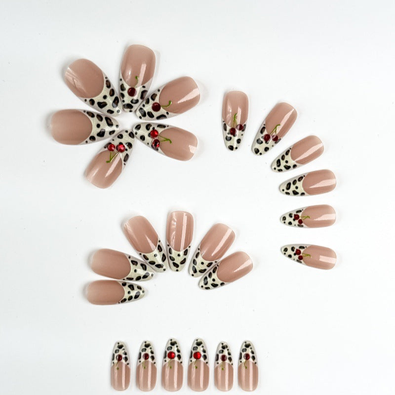 Glamorous artificial nails in leopard look Bowlift
