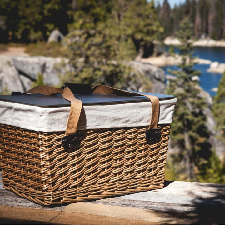 Women's picnic basket with padded lid and sturdy carrying handles Bowlift