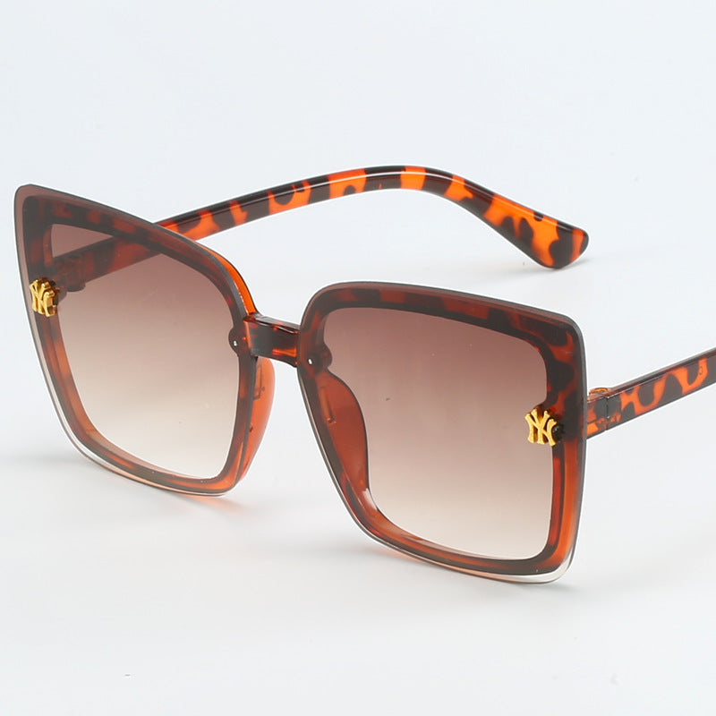 Ladies stylish square sunglasses with elegant details Bowlift