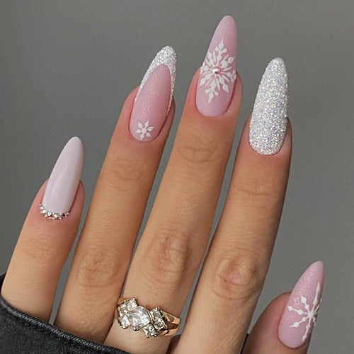 Nail set with wintry snowflake design Bowlift