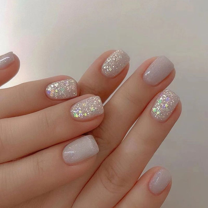 Stylish Press-On Nail Set with Shimmering Finish Bowlift