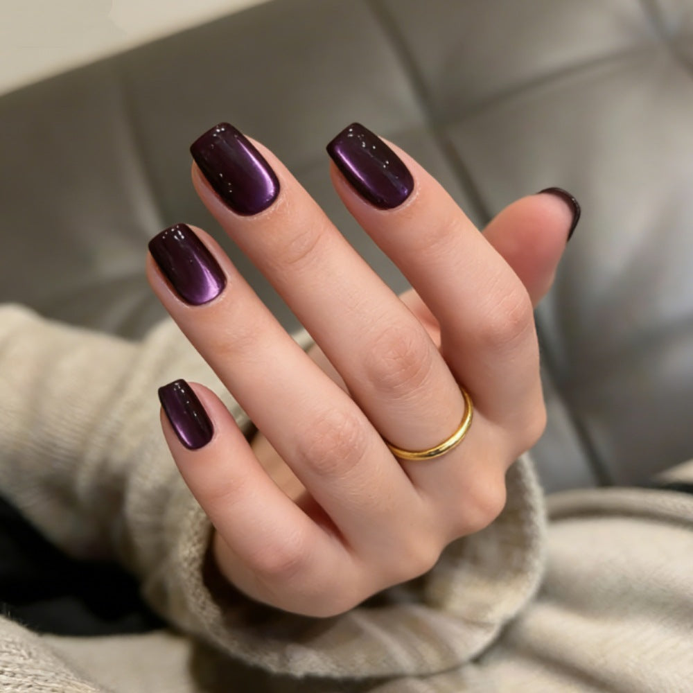 Artificial nails with elegant gradient and shimmering shine Bowlift