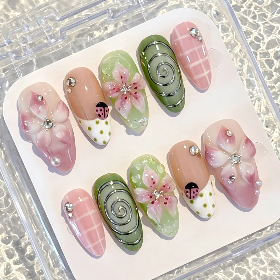 Artificial nail set with floral accents and glitter details Bowlift