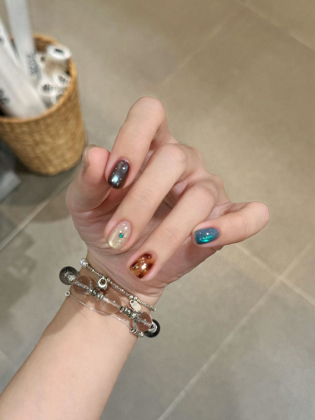 Artificial nails with shimmering effect Bowlift