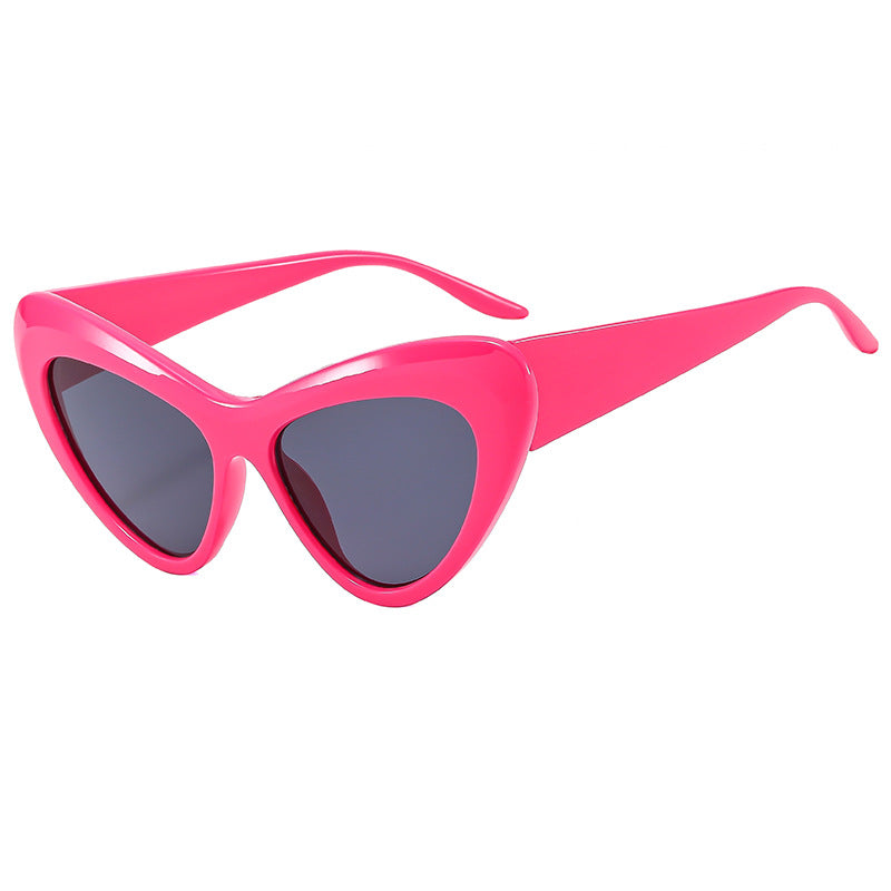 Women Cat-Eye Sunglasses in Distinctive Design Bowlift