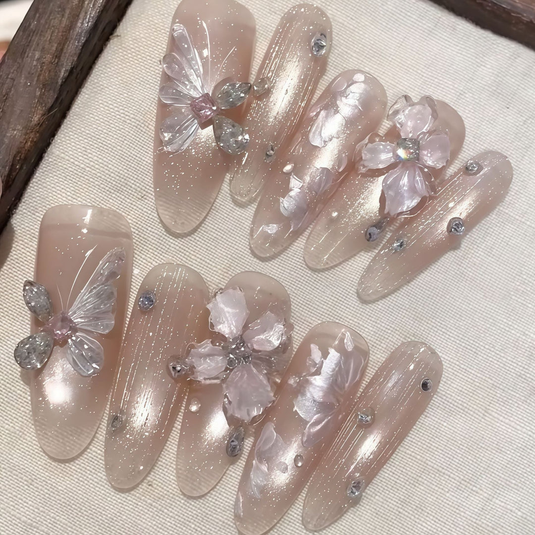 Art nails with floral motifs Bowlift